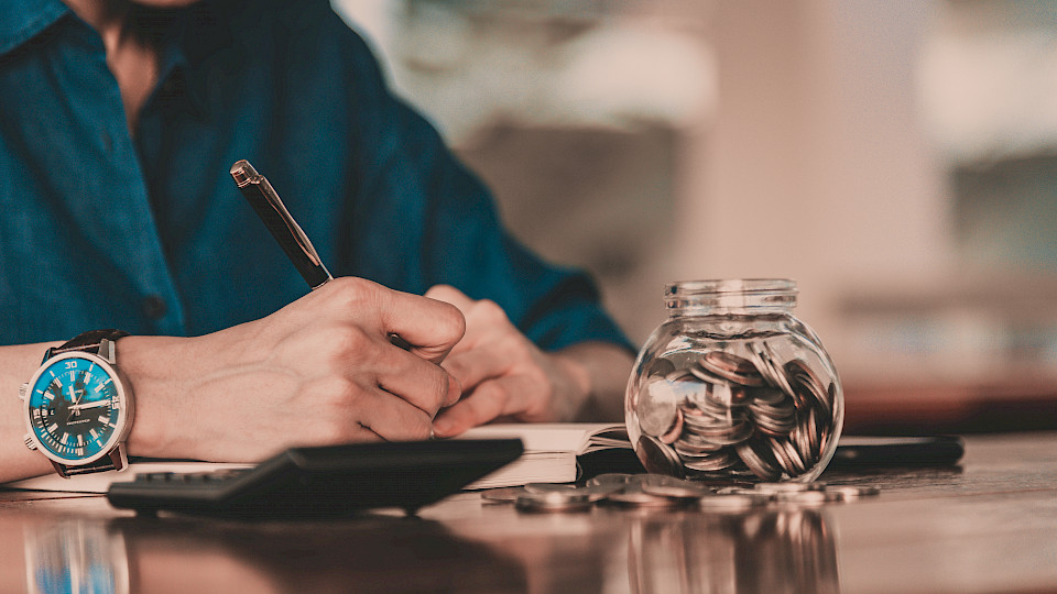 Üppig ist anders, aber immerhin – 2022 winken in allen befragten Branchen leicht höhere Reallöhne. (Bild: Shutterstock.com/Pru Studio)