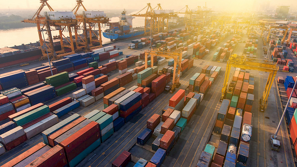Erste Anzeichen deuten auf eine Entspannung im Welthandel hin. (Bild: Shutterstock.com/Magnifier)
