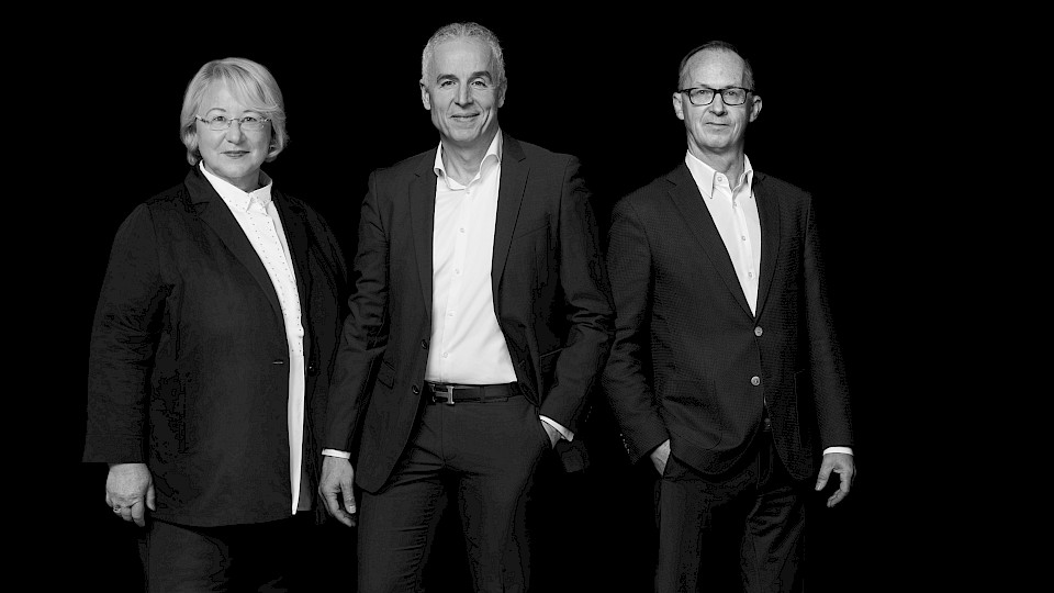 Astrid Vogler, Roman Kostal und Cornel Bruhin (von links) und ein noch nicht genannter Manager verantworten neu die Emerging-Markets-Debt-Fonds von MainFirst. (Bild: zvg)