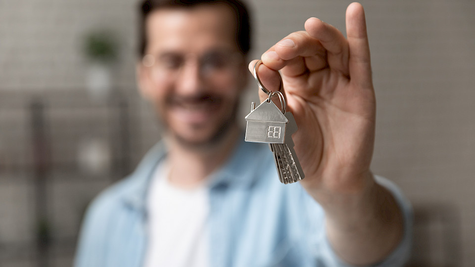 Die Hypozinsen bleiben günstig. Aber der Preisanstieg für Wohnimmobilien bleibt auch. (Bild: Shutterstock.com/fizkes)