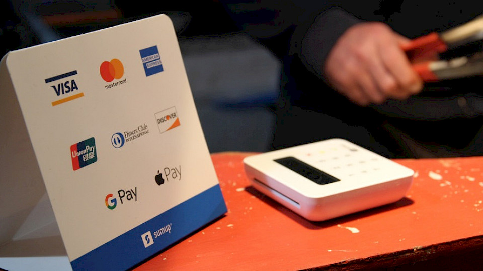 Fintechs werden Kreditkarten-Unternehmen im Zahlungsverkehr nicht so schnell das Wasser abgraben (Foto Sutterstock Serge Cornu)