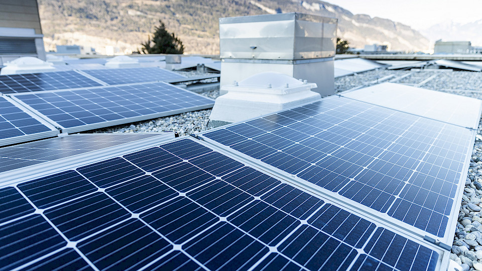 Ökologischer Strom aus Sonnenenergie: eine der fünf GKB-Solaranlagen auf dem «Brunnenhof» in Chur. (Bild: PD)