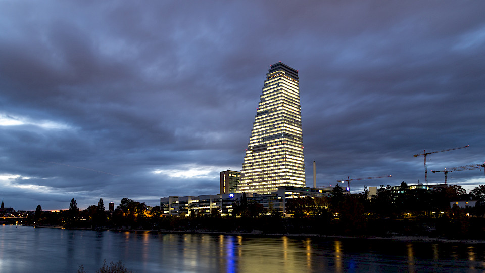 Der Roche-Turm steht symbolisch für die Stärke der Pharmaindustrie, eine der Tragsäulen der Schweizer Wirtschaft. (Bild: Shutterstock.com/Oliver Foerstner)