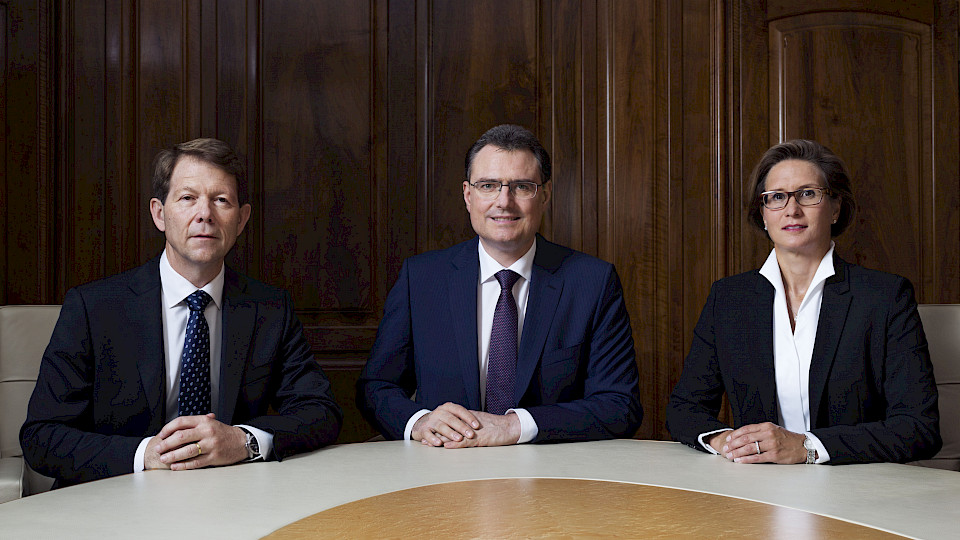 Fritz Zurbrügg (links) tritt Ende Juli 2022 zurück. Andréa M. Maechler (rechts) dürfte ihm als Direktorin des III. ins II. Departement folgen. (Bild: PD)