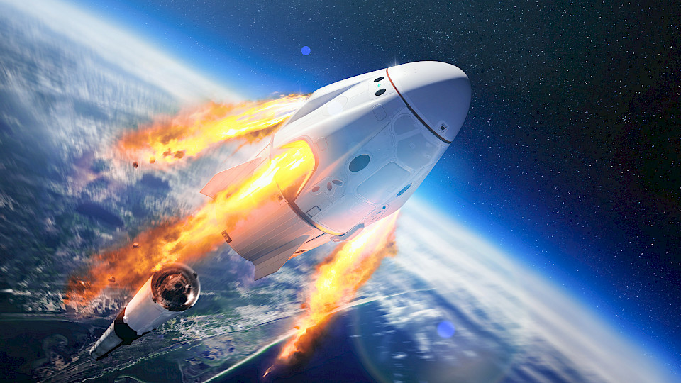 Crew Dragon Raumfahrzeug der privaten amerikanischen Firma SpaceX im All. Dragon ist in der Lage, bis zu sieben Passagiere von und zur Erdumlaufbahn und darüber hinaus zu transportieren. (Bild: Shutterstock.com/Evgeniyqw)