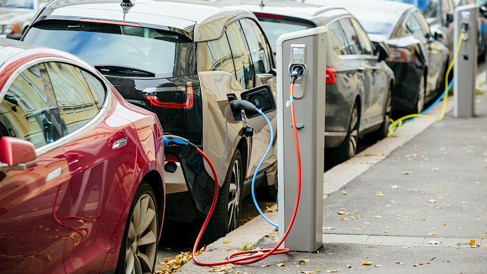 Investieren in die Ladeinfrastruktur für Elektrofahrzeuge ist erheblich leichter geworden (Bild: Shutterstock/Scharfsinn)