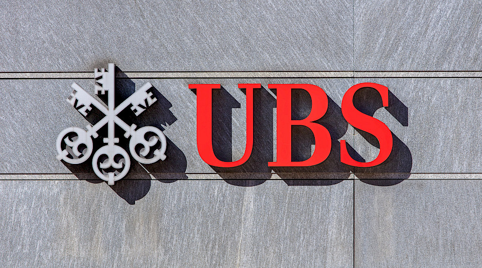 Die UBS wird in zweiter Instanz deutlich tiefer gebüsst als beim ersten Urteil. (Bild: Shutterstock.com/Denis Linine)