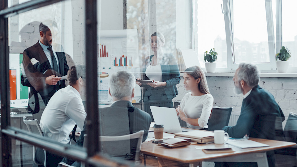 Die 2. Säule entfernt sich zunehmend von Nachhaltigkeit und Fairness und trifft die Jungen am stärksten. (Bild: Shutterstock.com/G-Stock Studio)