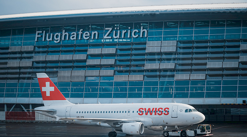 Innerhalb der Schweiz war die Nähe zu einem Landesflughafen beziehungsweise die Abhängigkeit davon ein Nachteil. (Bild: Shutterstock.co./Keena ithar)