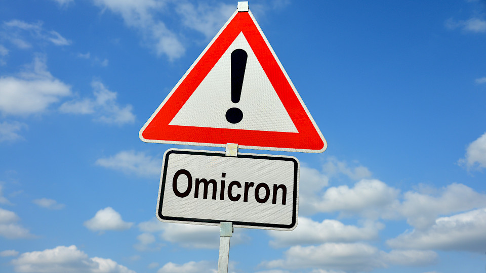 Wegen der Virusvariante Omikron herrscht ein erhöhtes Risiko von zeitlich begrenzten Rückschlägen der Wachstumsdynamik. (Bild: Shutterstock.com/nitpicker)