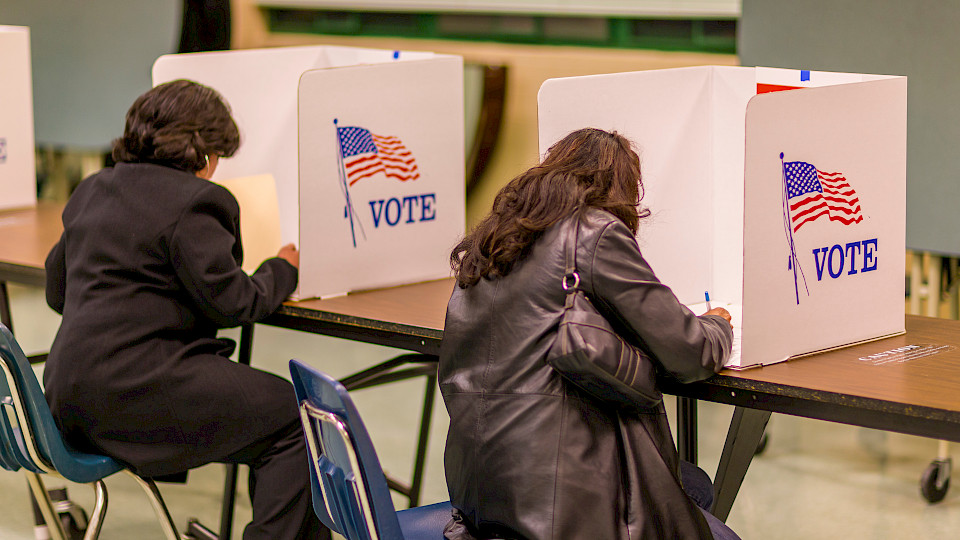 Politische Ereignisse wie die US-Zwischenwahlen dürften 2022 an den Börsen immer wieder Volatilitätsschübe auslösen. (Bild: Shutterstock.com/Rob Crandall)