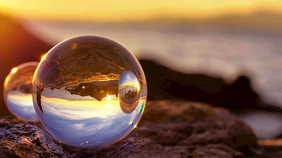 Bis vor kurzem war noch alles eitel Sonnenschein an den Börsen. Nun hat sich das Bild in der Kristallkugel gedreht. (Bild: Shutterstock.com/Petia_is)