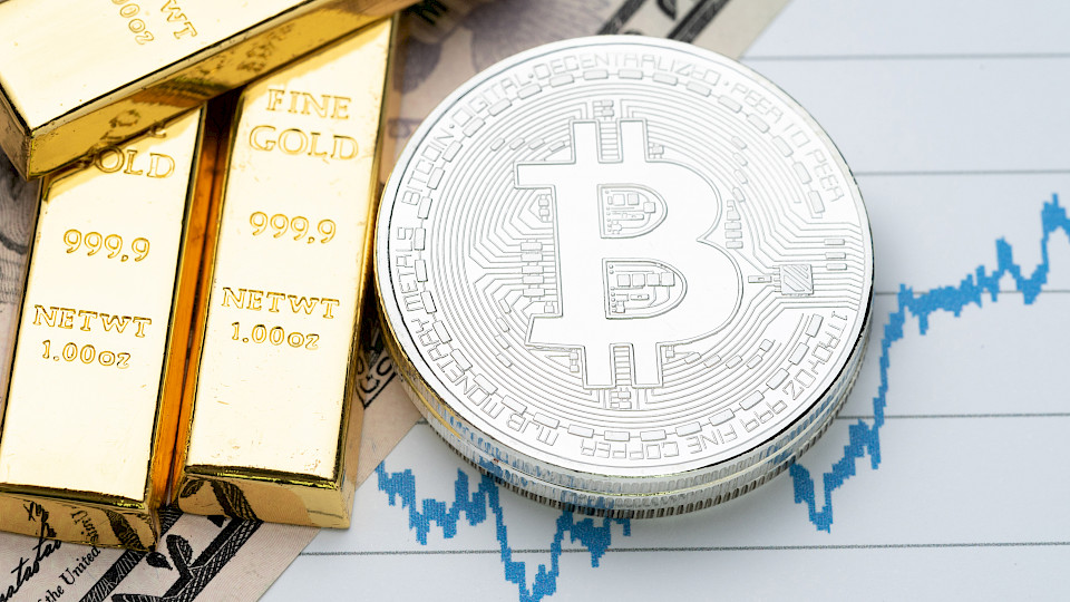 Gold und Bitcoin werden 2022 laut den Invesco-Experten zu kämpfen haben. (Bild: Shutterstock.com/eamesbot)