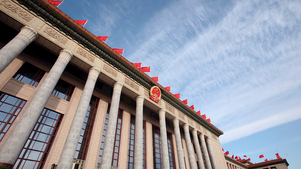 Als Reaktion auf das verlangsamte Wirtschaftswachstum änderte die chinesische Regierung Ende 2021 ihren politischen Kurs. (Bild: Shutterstock.com/tcly)
