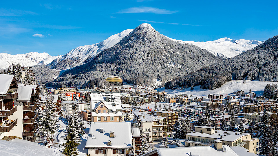 In Graubünden (im Bild Davos) wird jede zweite Wohnung als Zweitwohnung genutzt. (Bild: Shutterstock.com/Boris-B)