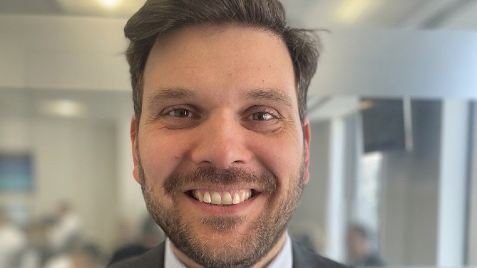 Yiannis Bartzilas, Director of ESG, Muzinich & Co. (Bild: ZVG)