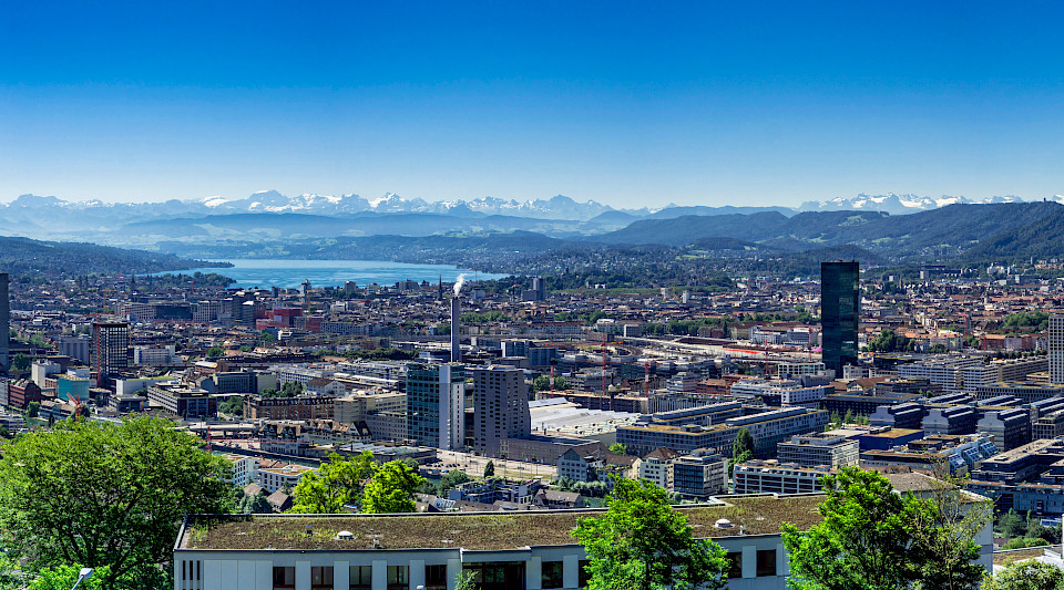 Schweizer Immobilien zeichnen sich in Zeiten erhöhter Volatilität an den Aktienmärkten durch relative Stabilität aus. (Bild: Shutterstock.com/Footageclips)