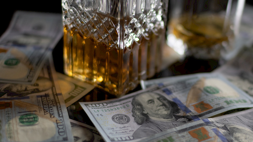 Es bedarf eines guten Verständnisses, um mit Whisky Gewinne zu erzielen. (Bild: Shutterstock.com/Ramzes_Realty)