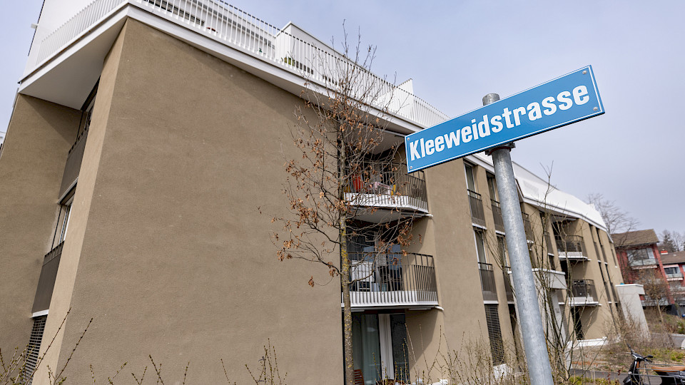 Die vier Mehrfamilienhäuser mit 129 Wohnungen in der Überbauung Kleeweid am Stadtrand von Zürich wurden nach Minergie-P-Standard errichtet und mit dem Energie Label LEED Gold ausgezeichnet. (Bild: Zurich Invest AG)