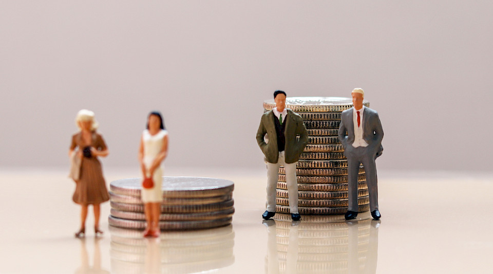 Schweizer Frauen erhalten noch immer deutlich tiefere Renten als Männer. (Bild: Shutterstock.com/Hyejin Kang)