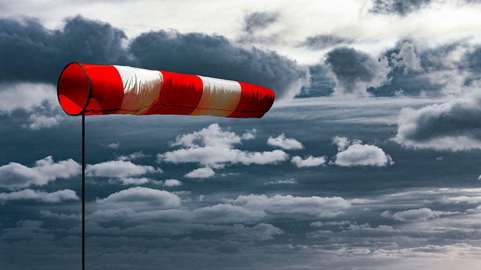 Viele Länder haben wirtschaftlich derzeit mit einem starken Gegenwind zu kämpfen. (Bild: Shutterstock.com/by-studio)