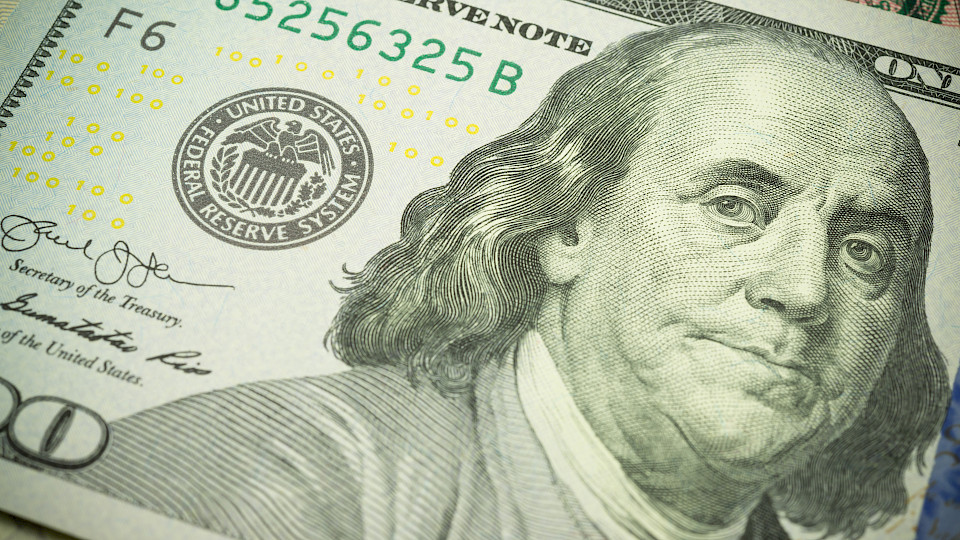 Aktuell kostet ein Dollar 0.99 CHF. (Bild: Shutterstock.com/Pla2na)