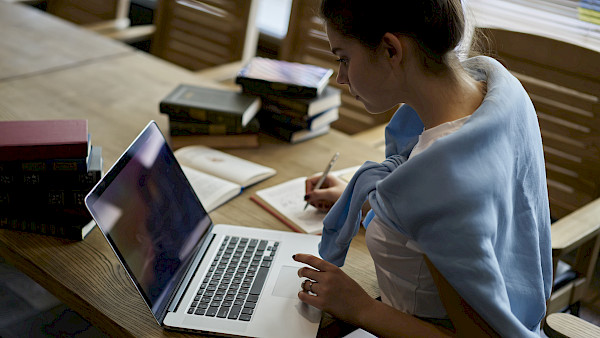 Azek lanciert neue Fintech- und ESG-Weiterbildungen