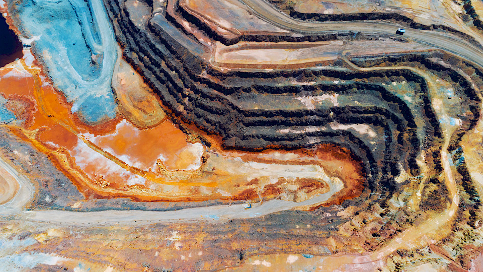 Kupferminen sind aus ESG-Sicht zwar problematisch, für die Dekarbonisierung aber unabdingbar. (Bild: Shutterstock.com/Denis Zhitnik)