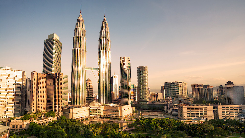 Schwellenländer-Notenbanken tendieren zu proaktiven Zinserhöhungen. Auch die Malaysische Zentralbank hat die Leitsätze kürzlich erhöht. (Bild: Shutterstock.com/zhu difeng)