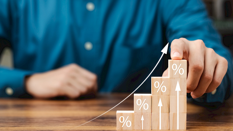 Noch befinden wir uns in der Anfangsphase der Zinserhöhungszyklen, argumentiert M&G Investments. (Bild: Shutterstock.com/Thapana Studio)