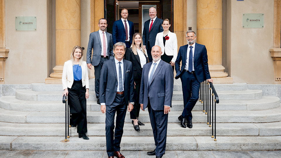 In der Mitte: Philippe Borner und Rico Tanner, dann von links nach rechts: Christiane Linder, Thomas B. Spycher, Dimitri Müller, Adrianna Kiss, Sascha Meier, Petra Bataillon, Markus Meyer. (Bild: zvg)