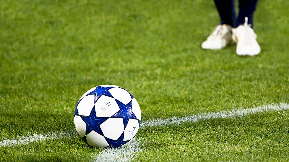 Mit dem Anstoss zur Fussballsaison 2022/23 Mitte Juli tritt Baloise als Premium Partner des FCB auf. (Bild: Shutterstock.com/Melinda Nagy)