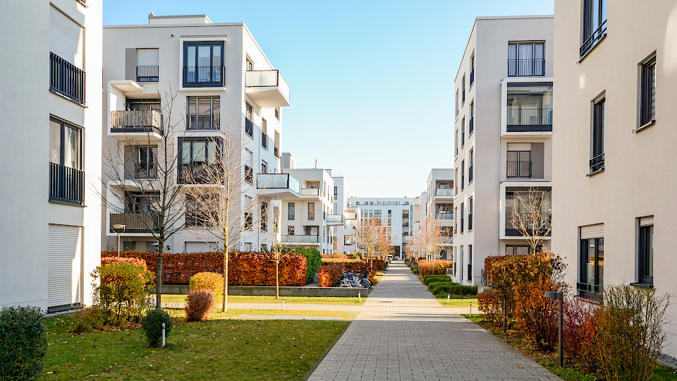 Auf die Immobilien-Bewertung haben Zinserhöhungen keine unmittelbare Auswirkung, auf den Marktpreis von Immobilienanlagen hingegen schon. (Bild: Shutterstock.com/Pixel to the People)