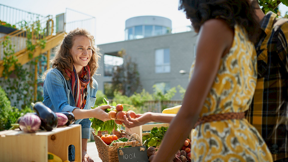 Gesunde Ernährung ist wichtig: für die Menschen – und fürs Portefeuille. (Bild: Shutterstock.com/Aya Images)