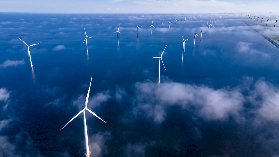 Stromversorgen stehen an der Spitze der Energiewende. (Bild: Shutterstock.com/fokke baarssen)