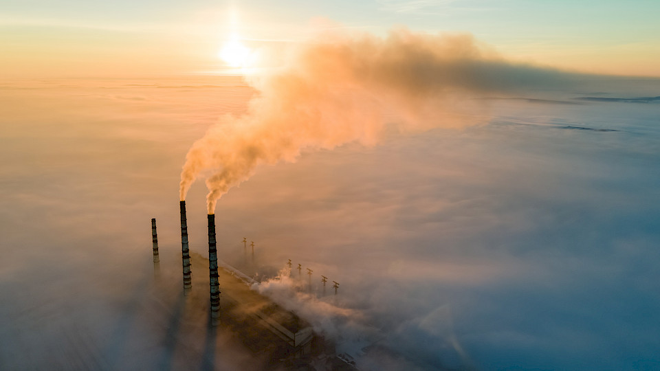 Langfristig gesehen beschleunigt die Energiekrise den Weg zu Netto-Null-Emissionen. (Bild: Shutterstock.com/bilanol)