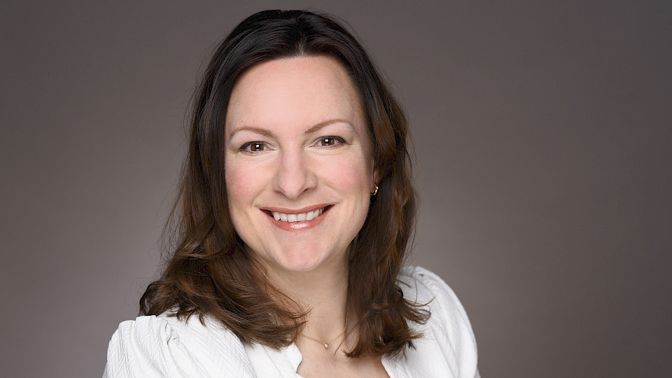 Maike Kolbeck, Mediensprecherin für die Schweiz, Österreich und Deutschland,  DJE Kapital (Bild: ZVG)  