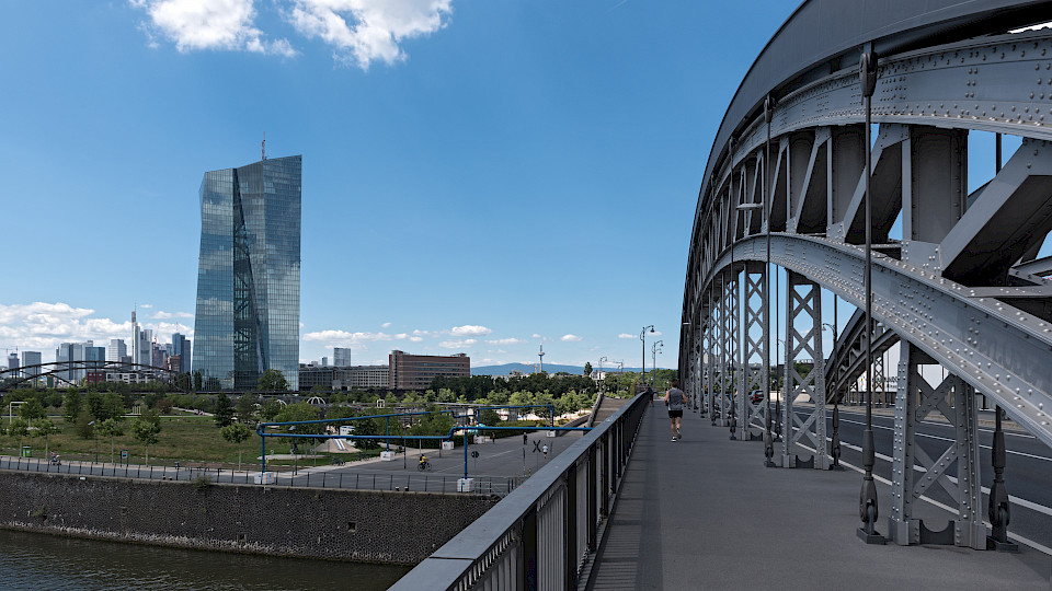 Die Inflationsentwicklung hängt stark von den kommenden Entscheidungen der Notenbanken ab. (Bild: Shutterstock: Rainer-Lesniewski)