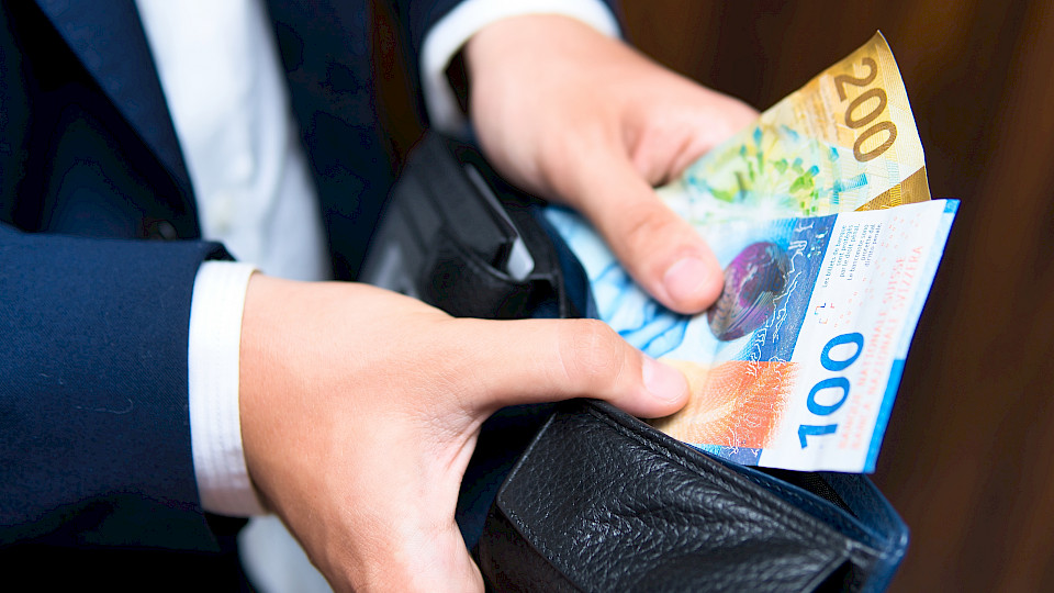 Lag in der Schweiz der Gewinn pro Kunde im Jahr 2020 noch bei 444 Euro, so stieg er 2021 auf 528 Euro. (Bild: Shutterstock.com/Kamil Zajaczkowski)