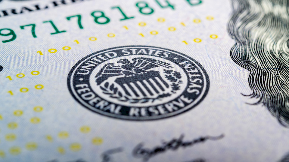 Die US-Notenbank dreht 2022 voraussichtlich noch kräftig an der Zinsschraube. 2023 werden bereits wieder Zinssenkungen erwartet. (Bild: Shutterstock.com/Andrii Malkov)