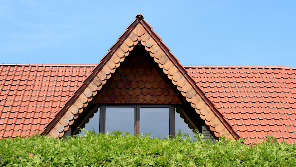 Moneypark schätzt, dass sich die mittel- bis langfristigen Hypothekarzinsen auf dem derzeitigen Niveau stabilisieren und sich geldmarktbasierte Saron Hypotheken verteuern werden. (Bild: Shutterstock.com)