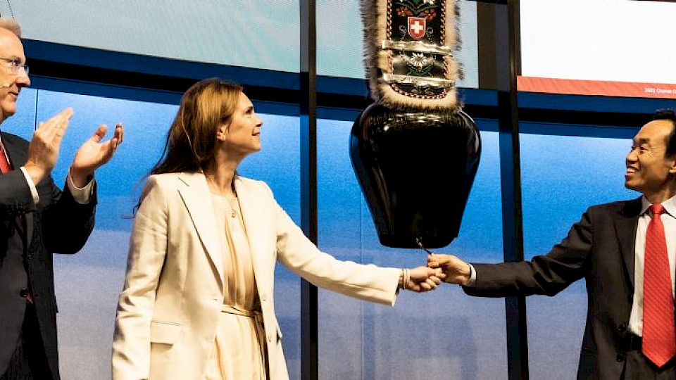 v.l.n.r.: Thomas Zeeb, Global Head Exchanges, SIX; Daniela Stoffel, Schweizer Staatssekretärin; Wang Shihting, chinesischer Botschafter in der Schweiz. (Bild: ZVG)