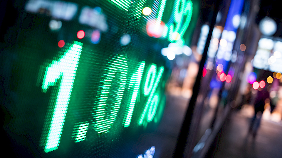 Der Juli brachte dank guter bis sehr guter Unternehmensergebnisse für das zweite Quartal eine Erholung an den meisten Börsenplätzen. (Bild: Shutterstock.com/Leungchopan)