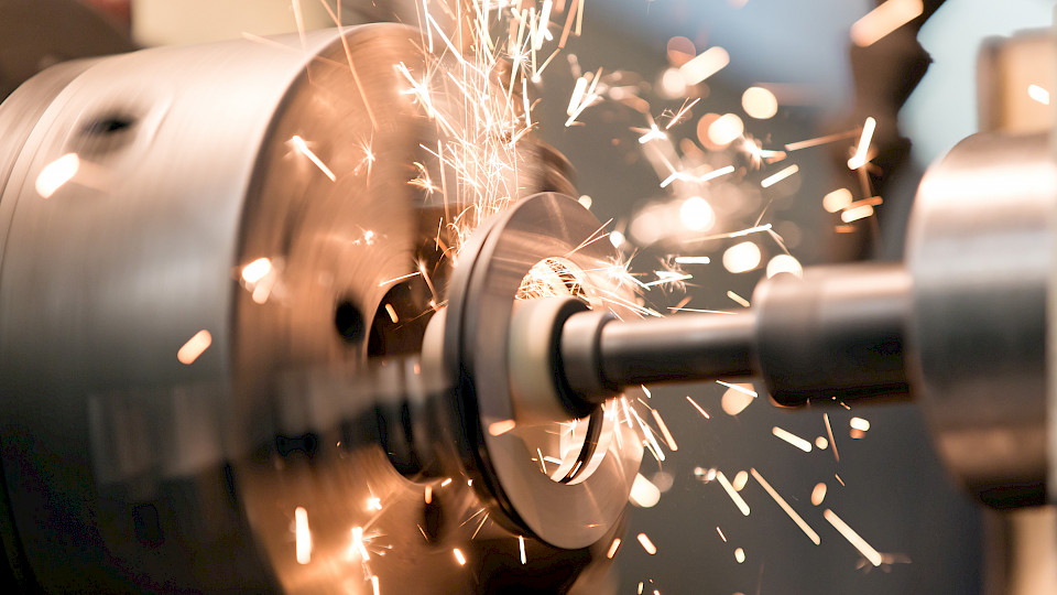 Die Industrieunternehmen in der Schweiz kommen immer mehr auf Touren. (Bild: Shutterstock.com/Vadim Ratnikov)