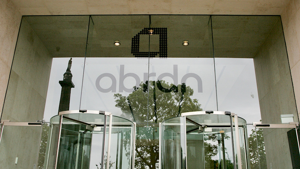 Schliessen oder fusionieren, was nicht zum Kerngeschäft gehört. Der Abrdn-Hauptsitz in Grossbritannien. (Bild: Shutterstock.com/Terry Murden)