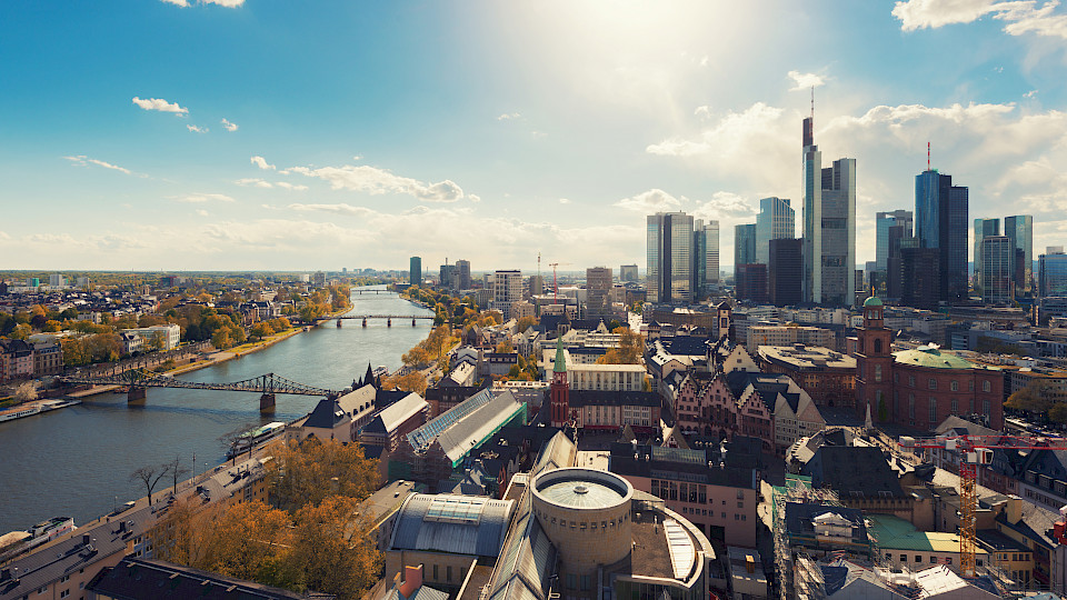 Nach dem Rückzug 2011 will LGT den Private-Banking-Markt Deutschland erneut vor Ort bearbeiten. Im Bild Frankfurt. (Shutterstock.com/Travelpix)