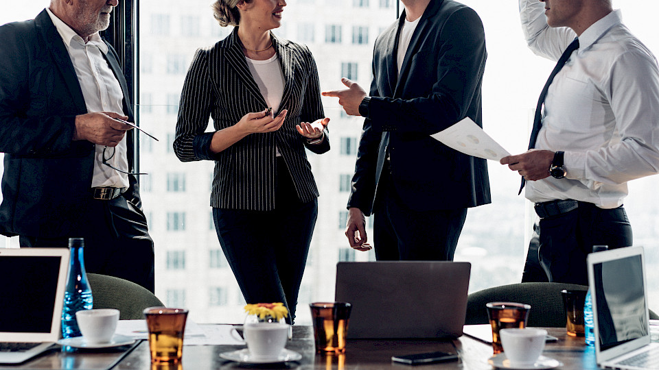 Eine Mehrheit der VR-Mitglieder sieht ihr Unternehmen in der nahen Zukunft von geopolitischen Risiken betroffen. (Bild: Shutterstock.com/Pigprox)