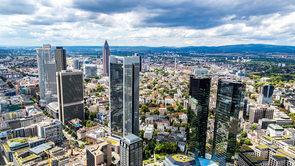 Besonders breit aufgestellt und attraktiv ist aus Sicht von Swiss Life Asset Managers der deutsche Immobilienmarkt, im Bild Frankfurt. (Foto: Shutterstock.com/Sergii Figurny)