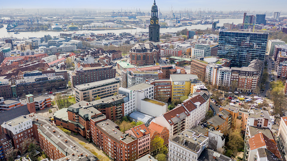 Der Fonds deckt Nutzungssektoren wie Wohnen, Büro, Logistik und Retail in mehreren Ländern ab. (Bild: UBS Fund Management (Switzerland): Akquisition in Hamburg)