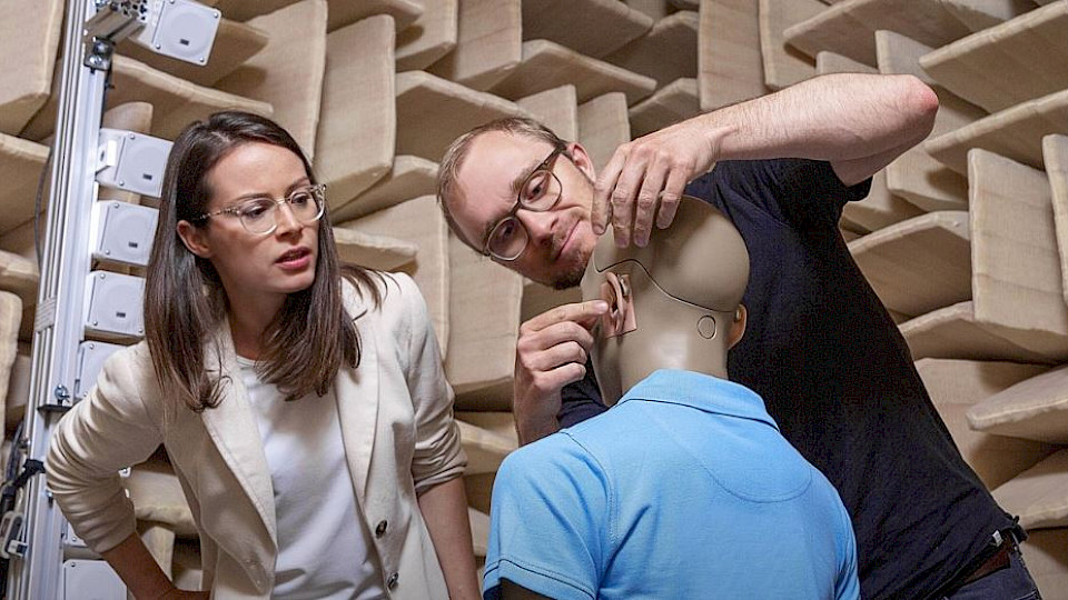 Ab Montag ersetzen die Aktien des Hörgeräteherstellers Sonova die Titel von SGS im Schweizer Blue-Chip-Index. (Bild: Sonova)